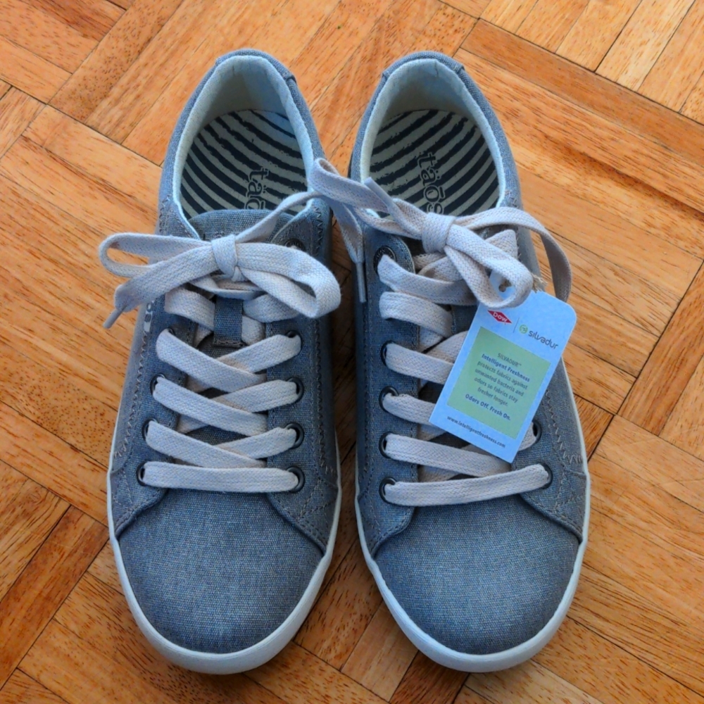 NWOT Taos "Star" canvas/rubber sneaker with comfort footbed